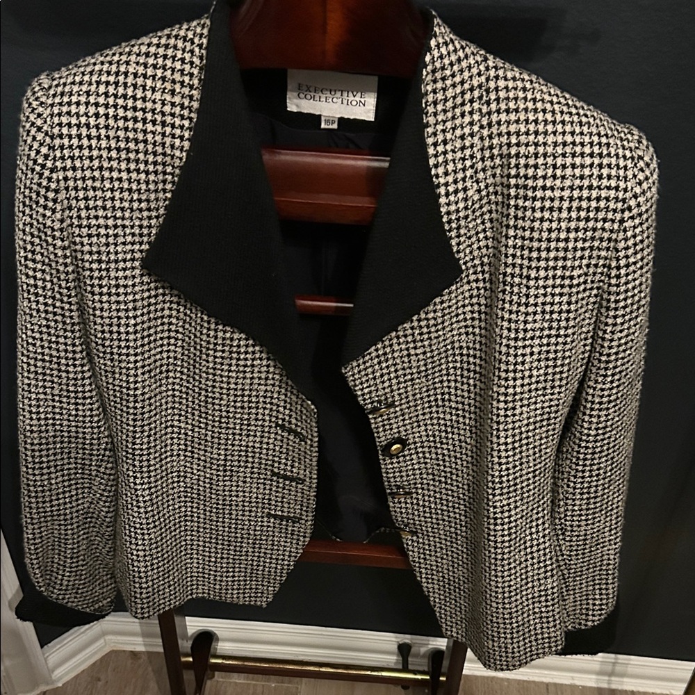 Executive Collection Black and White Houndstooth Blazer